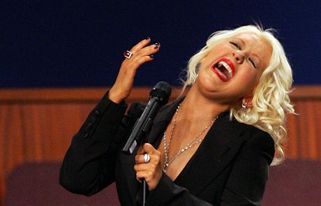 Christina Aguilera zazpívala na pohbu zpvaky Etty Jamesové (28. ledna 2012).