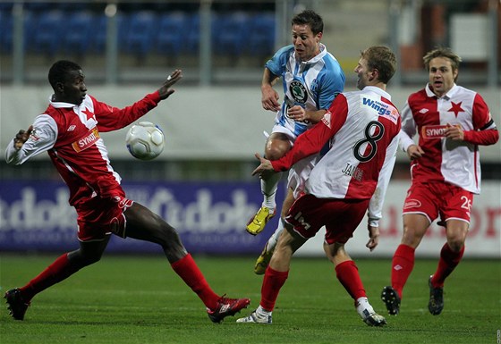 Fotbalisté Slavie bojují v duelu s Boleslaví. Vedení klubu zase bojuje s obími dluhy.