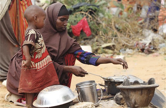 Kadija Mohamedová vaí jídlo pro své dti v uprchlickém táboe v Dinsooru.