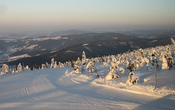 Na Lysé hoe v Krkonoích meteorologové v úterý v 8 h ráno namili -13 stup.