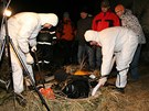 Policist s hasii vytahuj ze studny u domu v Lp nad Orlic jednu z obt