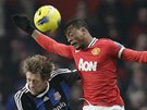 HLAVIČKOVÝ SOUBOJ. Patrice Evra z Manchesteru United (v rudém) a Peter Crouch