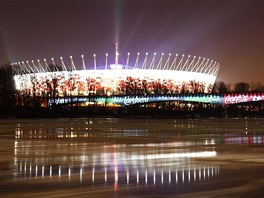 ZÁE NAD VISLOU. Na hladin eky Visly se odráí pestrobarevný stadion ve