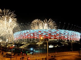 OHOSTROJ NAD VARAVOU. Ceremoniál, pi nm Polsko otevelo stadion ve...