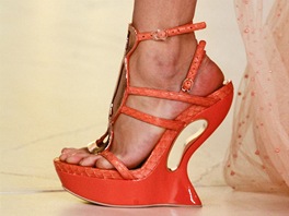 Barva roku 2012  mandarinkové tango  nechybí ani na nepehlédnutelných botách...
