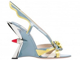 Nezamnitelnou linii jarní boty navrhla Miuccia Prada pro stejnojmennou znaku.