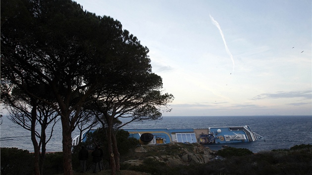 Costa Concordia u beh ostrova Giglio (28. ledna 2012)