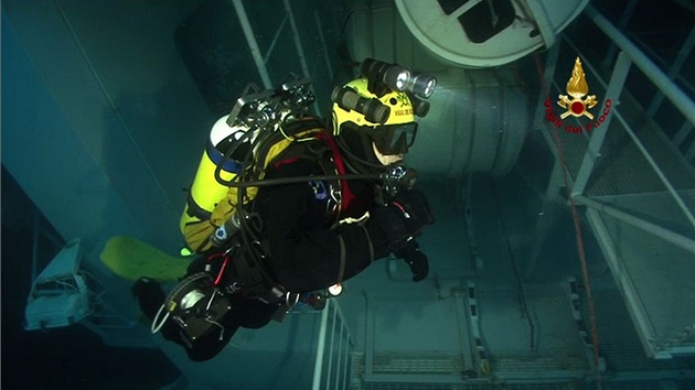 Potápi pátrají v útrobách lodi Costa Concordia (31. ledna 2011)
