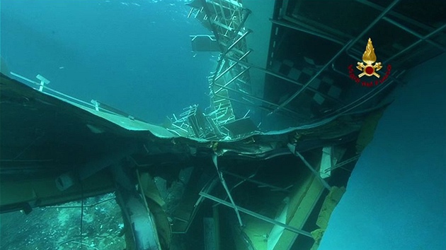 Pokroucen troby ztroskotan lodi Costa Concordia (31. ledna 2011)