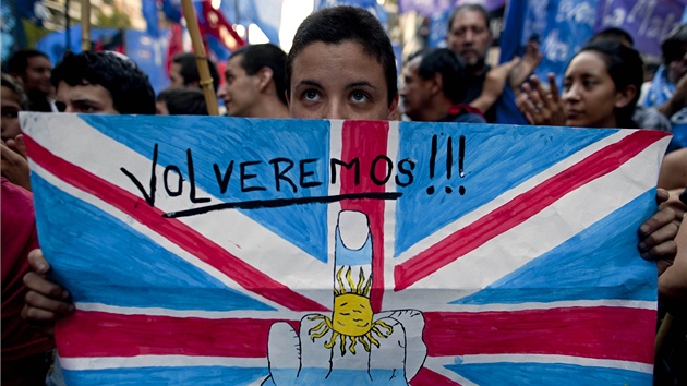 Protestující ped britskou ambasádou v Buenos Aires demonstruje proti britskému