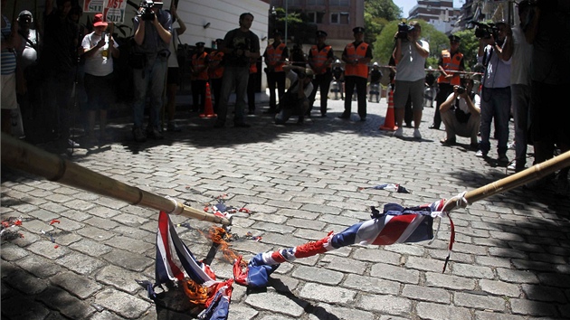 Protestující ped britskou ambasádou v Buenos Aires spálili britskou vlajku na...