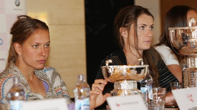 KDE TO JSME? Tenistky Barbora Zhlavov-Strcov a Iveta Beneov s trofejemi za triumf eskho tmu ve Fed Cupu.