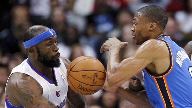 Reggie Evans (vlevo) z Los Angeles Clippers a Russell Westbrook z Oklahoma City