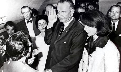 Lyndon Johnson skládá prezidentskou písahu na palub letounu Air Force One.