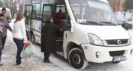 Lidé v Bílin si stovali, e autobusy s 25 místy k sezení a 12 ke stání jsou malé a nevejdou se do nich s koárky.