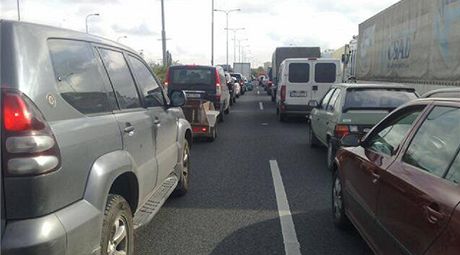 Nehoda a odstavené auto komplikují dopravu na Jiní spojce. Ilustraní foto