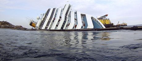Vrak lodi Costa Concordia vydal dalích pt obtí havárie