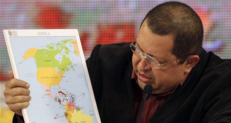 Venezuelský prezident Hugo Chávez drí mapu Jiní Ameriky bhem zasedání
