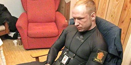 Anders Breivik ve falené policejní uniform krátce po svém zadrení v ervenci