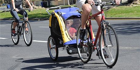 Cyklisté mohou opt pouívat pídavné dtské vozíky i na silnicích. (Ilustraní snímek)