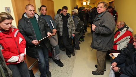 Na první dotace na kotle v Moravskoslezském kraji se v únoru 2012 stály nkolikahodinové fronty.