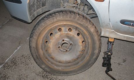 Jedno z vozidel s propíchnutou pneumatikou, které stálo nedaleko pohostinství v