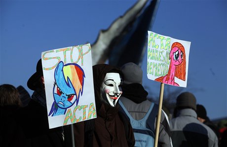 Demonstrace svolan eskou pirtskou stranou na prask Klrov proti nedvnmu
