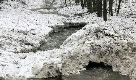 Vodohospodái eí na umpersku problémy s ledovými bariérami na ekách, v Rakov byl dokonce vyhláen druhý povodový stupe. (Ilustraní snímek)