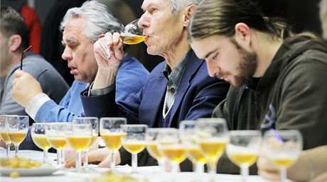 Sládek Ivan Dufek (uprosted) pi degustaci piv v rámci soute Zlatá pivní