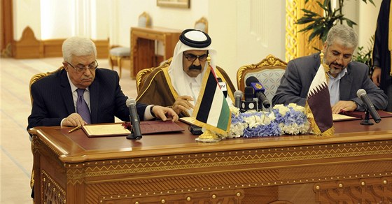 Zleva: Palestinský prezident Mahmúd Abbás, katarský emír Hamád Ibn Chalíf