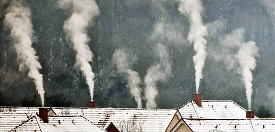 Také to, co uniká z domácích topeni, výrazn ovlivuje kvalitu ovzduí. (ilustraní snímek)