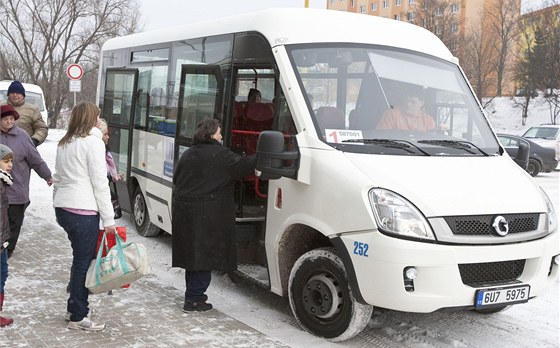 Lidé v Bílin si stovali, e autobusy s 25 místy k sezení a 12 ke stání jsou malé a nevejdou se do nich s koárky.