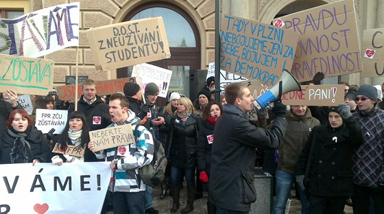 Protesty student práv proti zruení jejich koly. Ta zejm zanikne u v ervenci.