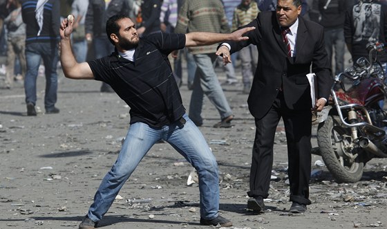 Egypané stále protestují ped ministerstvem vnitra, které viní ze stedeních