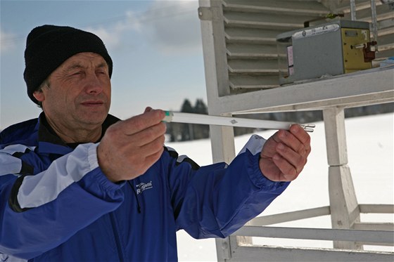 Antonín Vojvodík u meteorologické mící stanice v Kvild na umav