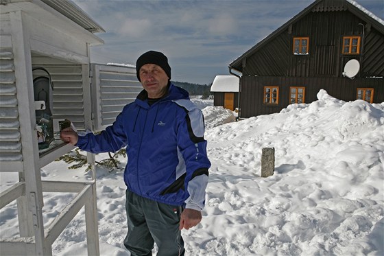 Antonín Vojvodík u meteorologické mící stanice v Kvild na umav