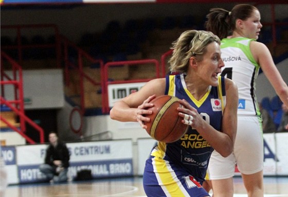 ZA ZÁDY. Hana Horáková, eská basketbalistka Koic, proniká brnnskou obranou.
