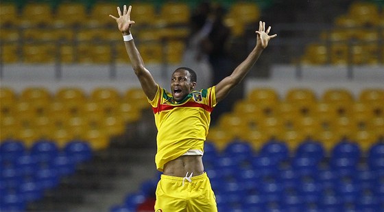 POSTUPUJEME! Fotbalový záloník Seydou Keita oslavuje postup svého Mali ze