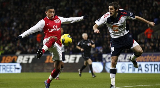 NETREFIL SE. Alex Oxlade-Chamberlain, talent z Arsenalu (vlevo), zkouí