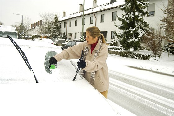 Pokud nemáte gará, tak víte, e musíte kadé ráno vstávat o pt minut dív. Ty potebujete k odmrazení auta.