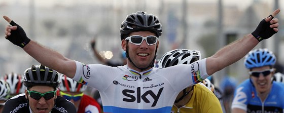 PRVNÍ DUHOVÉ VÍTZSTVÍ. Mistr svta Mark Cavendish vyhrál tetí etapu závodu