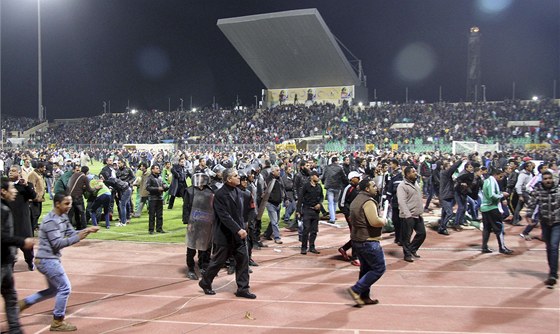 Bitka na fotbalovém stadionu v egyptském mst Port Saíd se zvrhla v masakr (1....