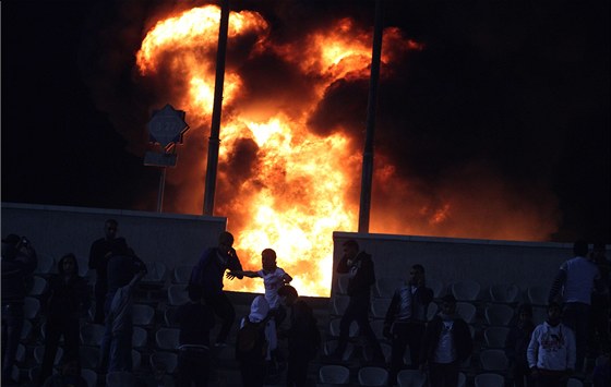Poár na fotbalovém stadionu v Káhie, který zaloili fanouci natvaní kvli peruení zápasu poté, co vypuklo násilí na stadionu ve mst Port Saíd. (1. února 2012)