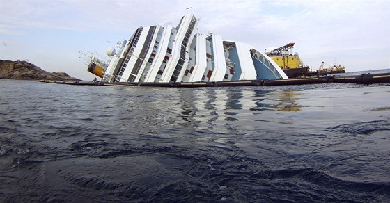 Vrak lodi Costa Concordia vydal dalích pt obtí havárie