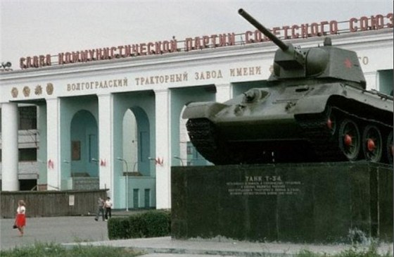 Tank T-34 ped traktorovým závodem ve Volgograd na snímku z roku 1997