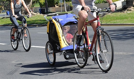 Cyklisté mohou opt pouívat pídavné dtské vozíky i na silnicích. (Ilustraní snímek)