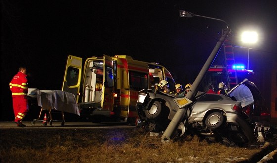 Hasii a záchranái vyjeli ve stedu veer k nehod vozu BMW v Ostrav-Zábehu.