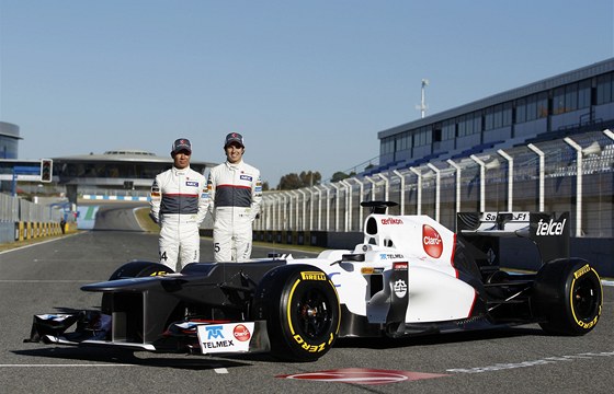 Kamuj Kobajai (vlevo) a Sergio Pérez pi pedstavení nového monopostu Sauberu,