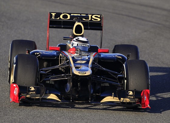 ZA NEJRYCHLEJÍM ASEM. Kimi Raikkönen s vozem Lotusu pi testech ve panlském Jerezu