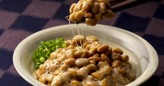 Natto je tradiní japonské jídlo vyrábné z fermentovaných sójových bob, které...